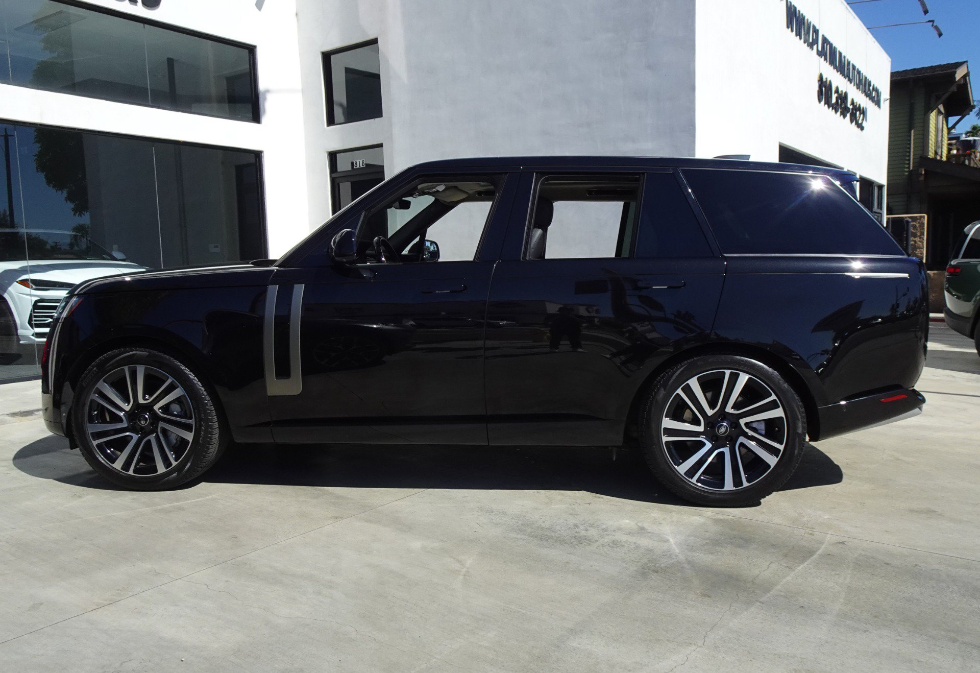 Used 2023 Land Rover Range Rover SE AWD/4WD image 3