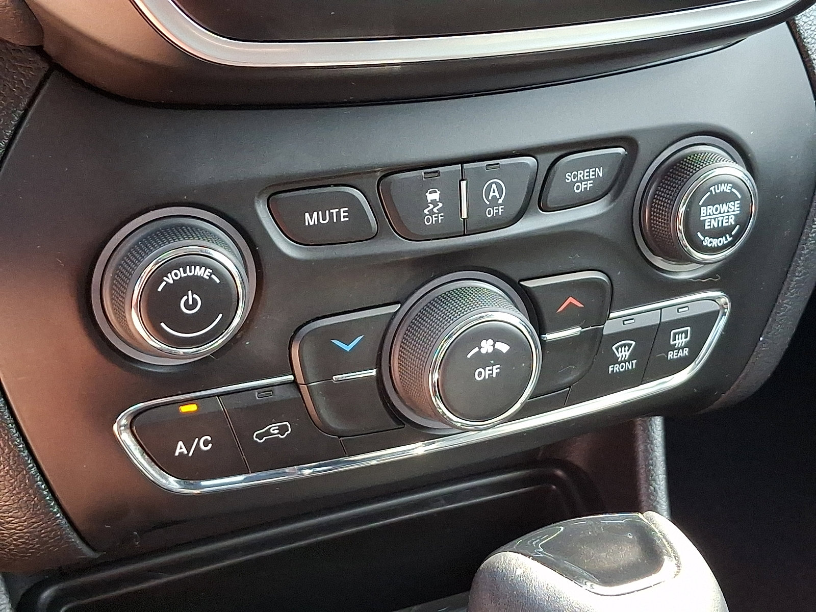 Certified 2020 Jeep Cherokee Latitude Plus AWD/4WD image 15