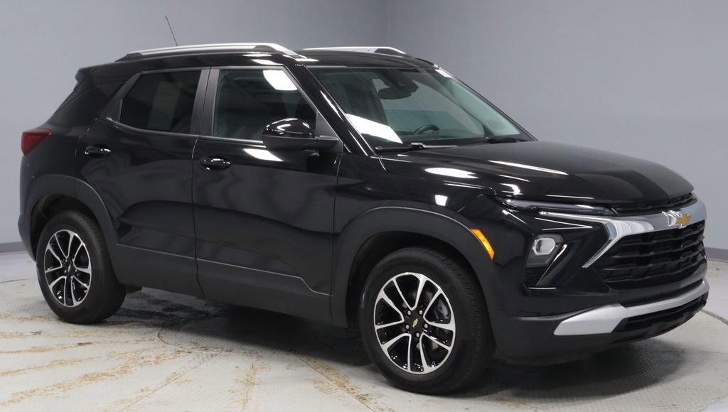 Used 2025 Chevrolet TrailBlazer LT w/ LT Cold Weather Package image 1