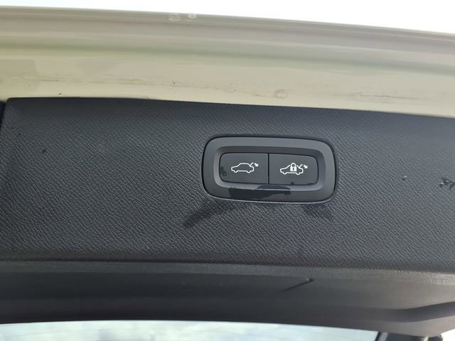 Used 2023 Volvo XC90 B6 Ultimate w/ Protection Package Premier image 13