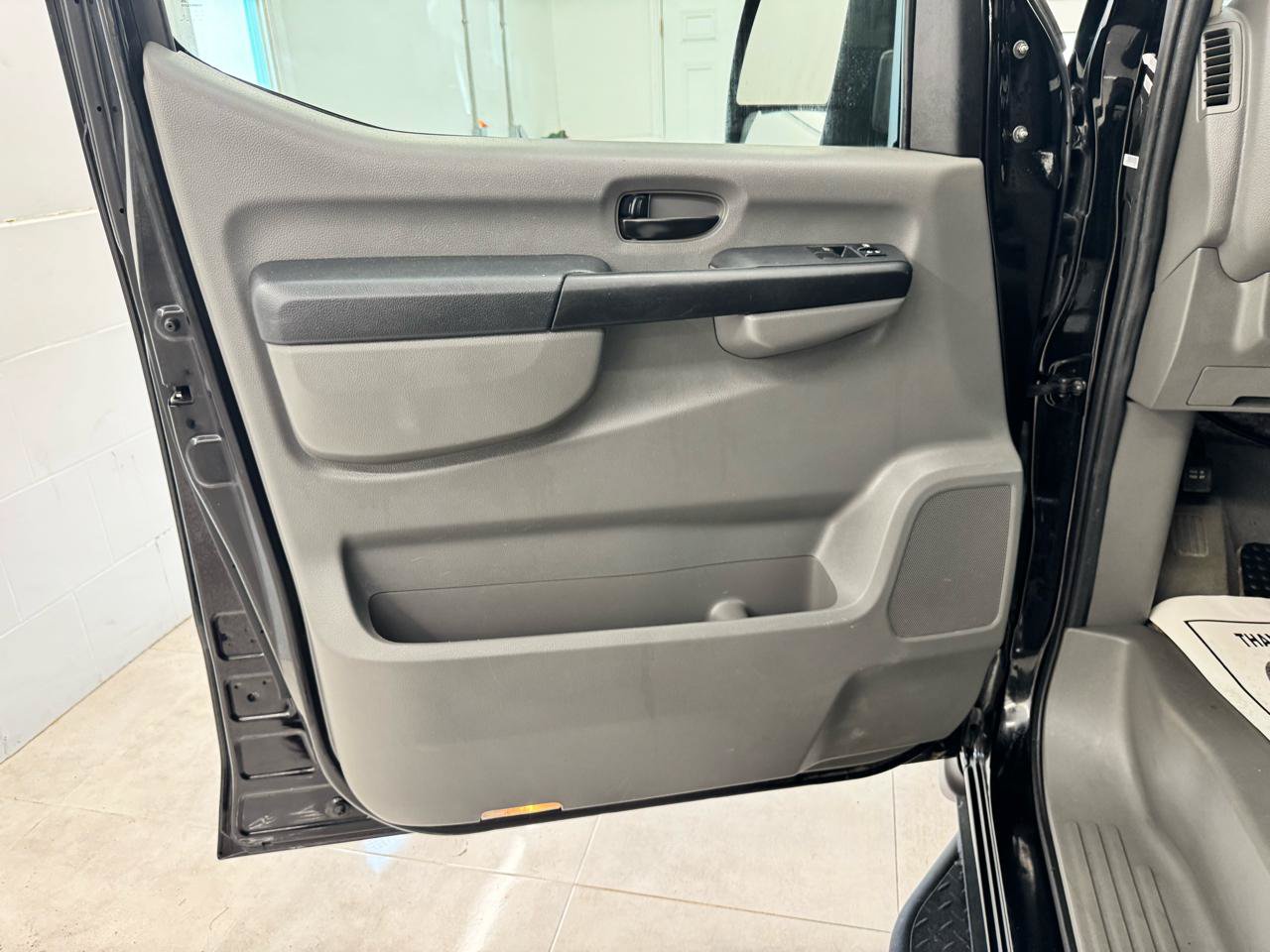 Used 2014 Nissan NV 3500 SV w/ Technology Package RWD image 9