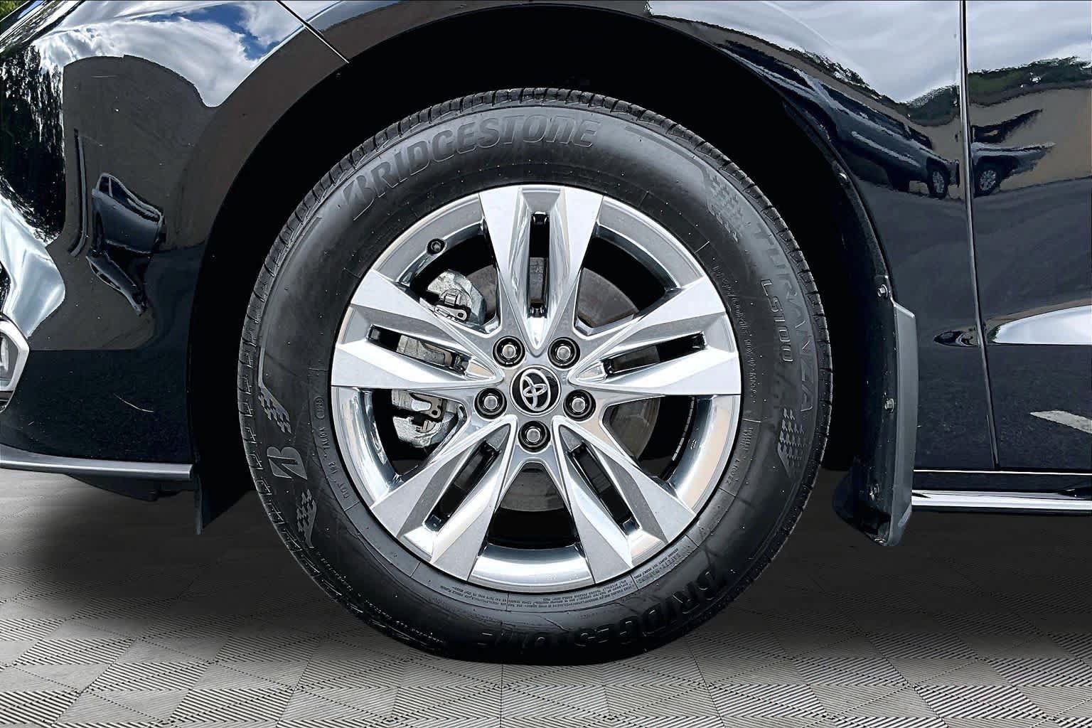 Certified 2025 Toyota Sienna Limited FWD image 11