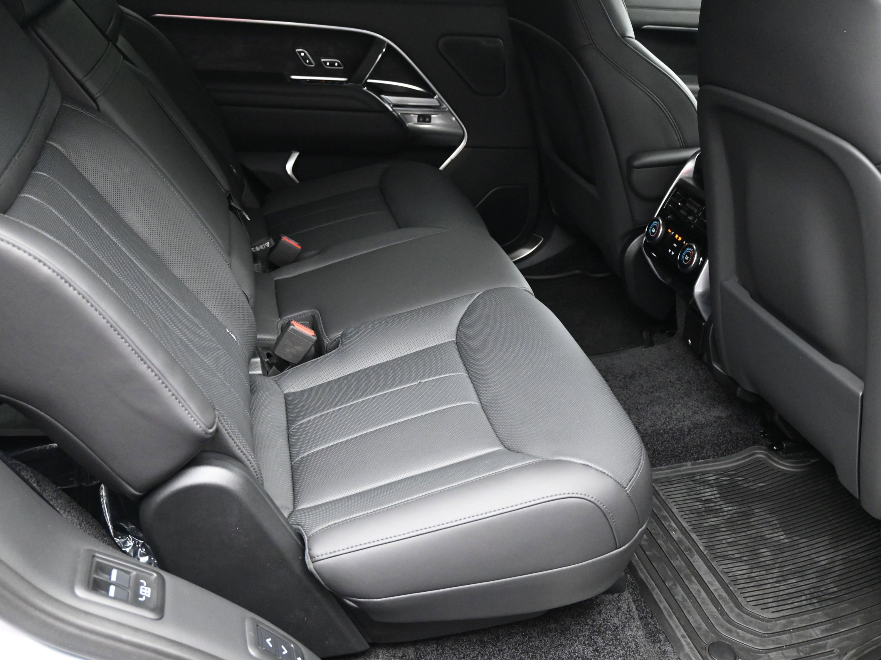 New 2025 Land Rover Range Rover Long Wheelbase SE image 9