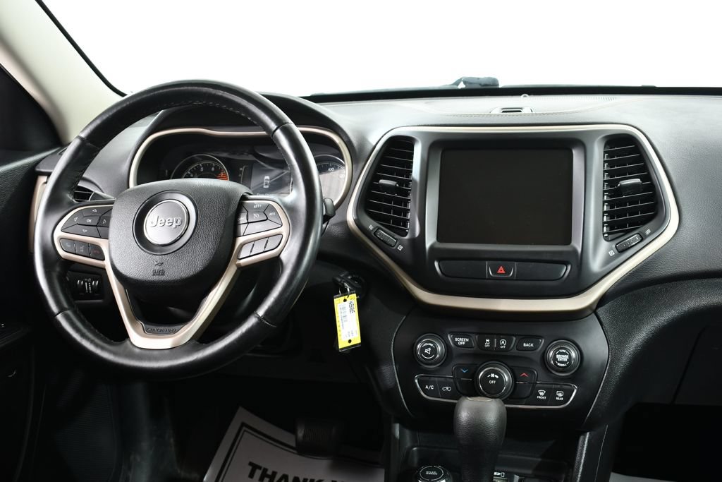 Used 2017 Jeep Cherokee Latitude AWD/4WD image 8