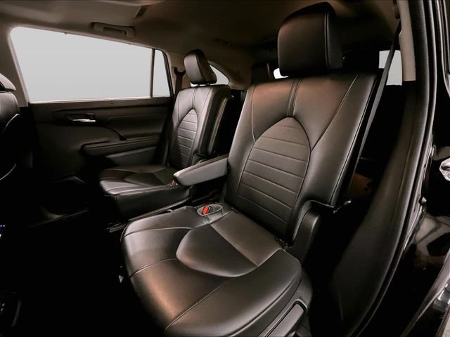 Used 2022 Toyota Highlander XLE AWD/4WD image 25