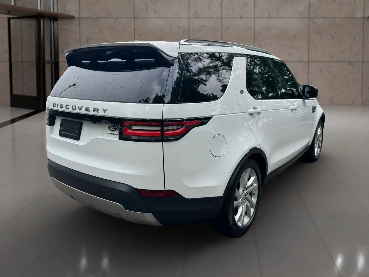 Used 2018 Land Rover Discovery HSE AWD/4WD image 6
