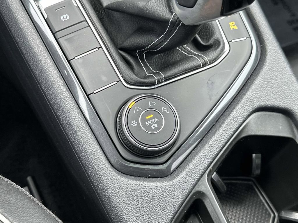 Certified 2023 Volkswagen Tiguan SEL R-Line image 34