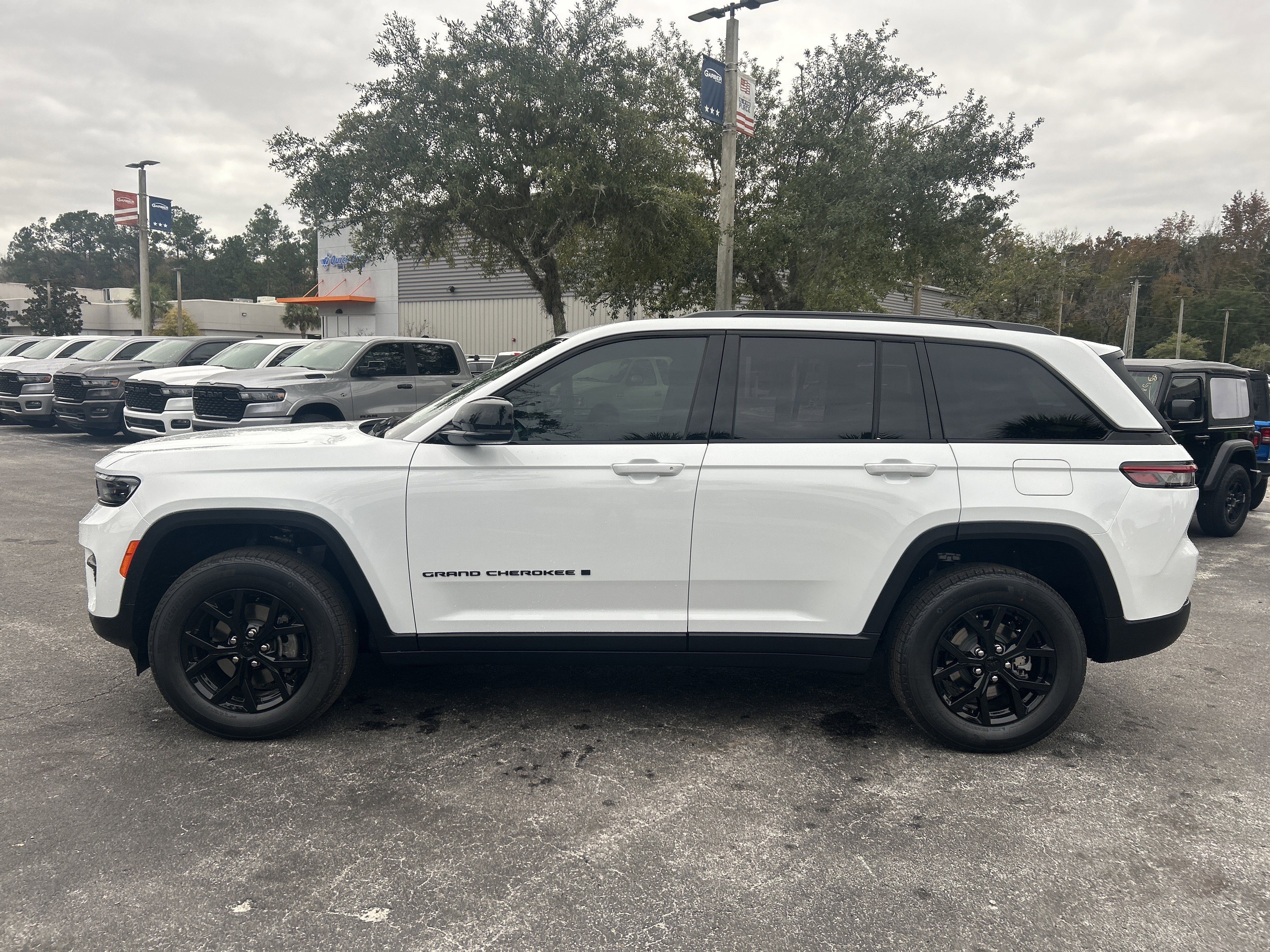 New 2025 Jeep Grand Cherokee Altitude image 4