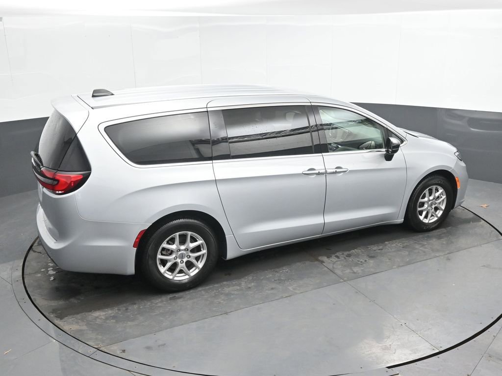 Used 2024 Chrysler Pacifica Touring-L FWD image 31