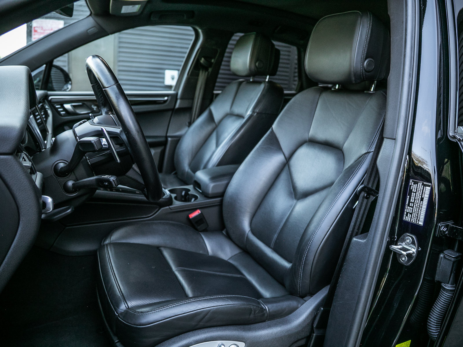 Certified 2023 Porsche Macan AWD/4WD image 5