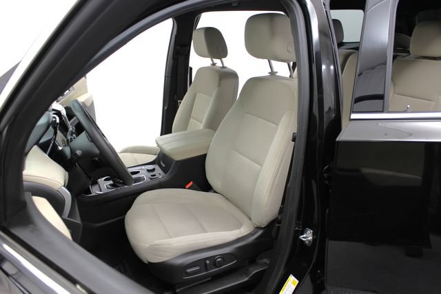 Used 2022 Chevrolet Traverse LS FWD image 16