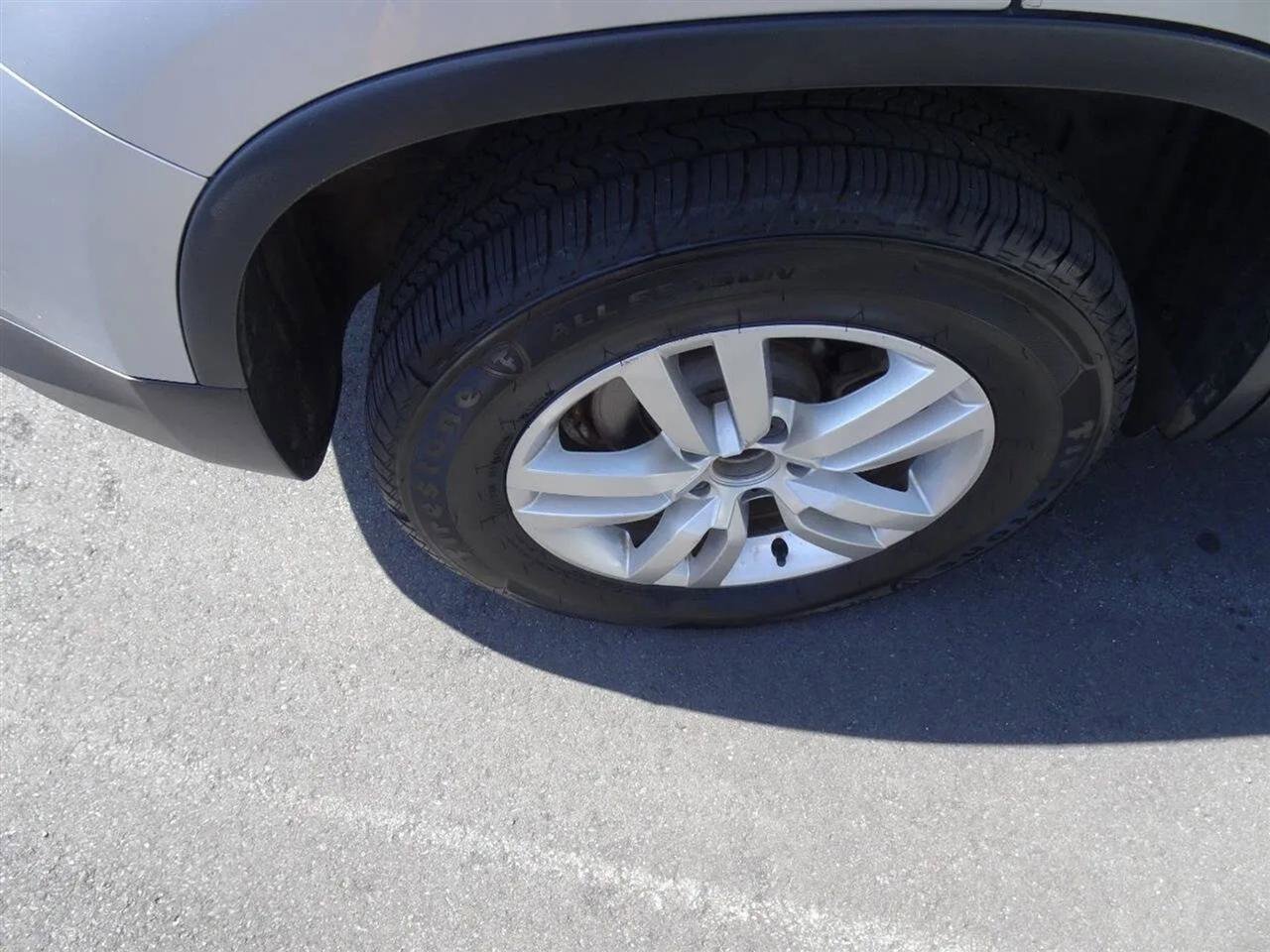 Used 2017 Volkswagen Tiguan S image 14