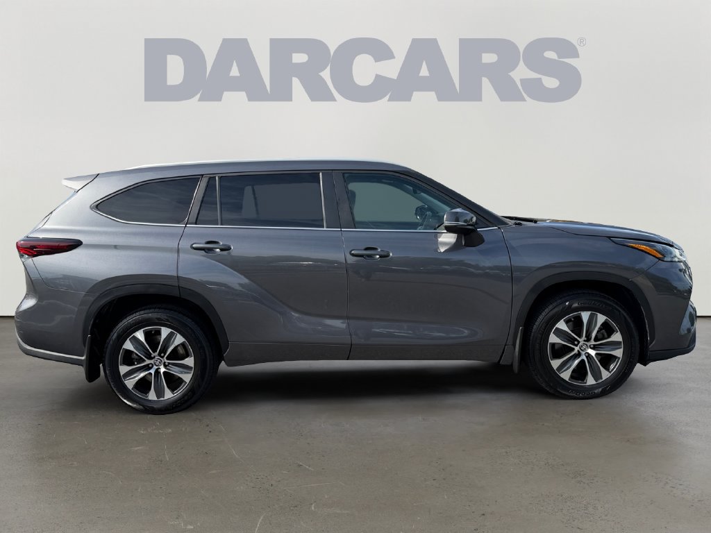 Used 2024 Toyota Highlander XLE AWD/4WD image 6