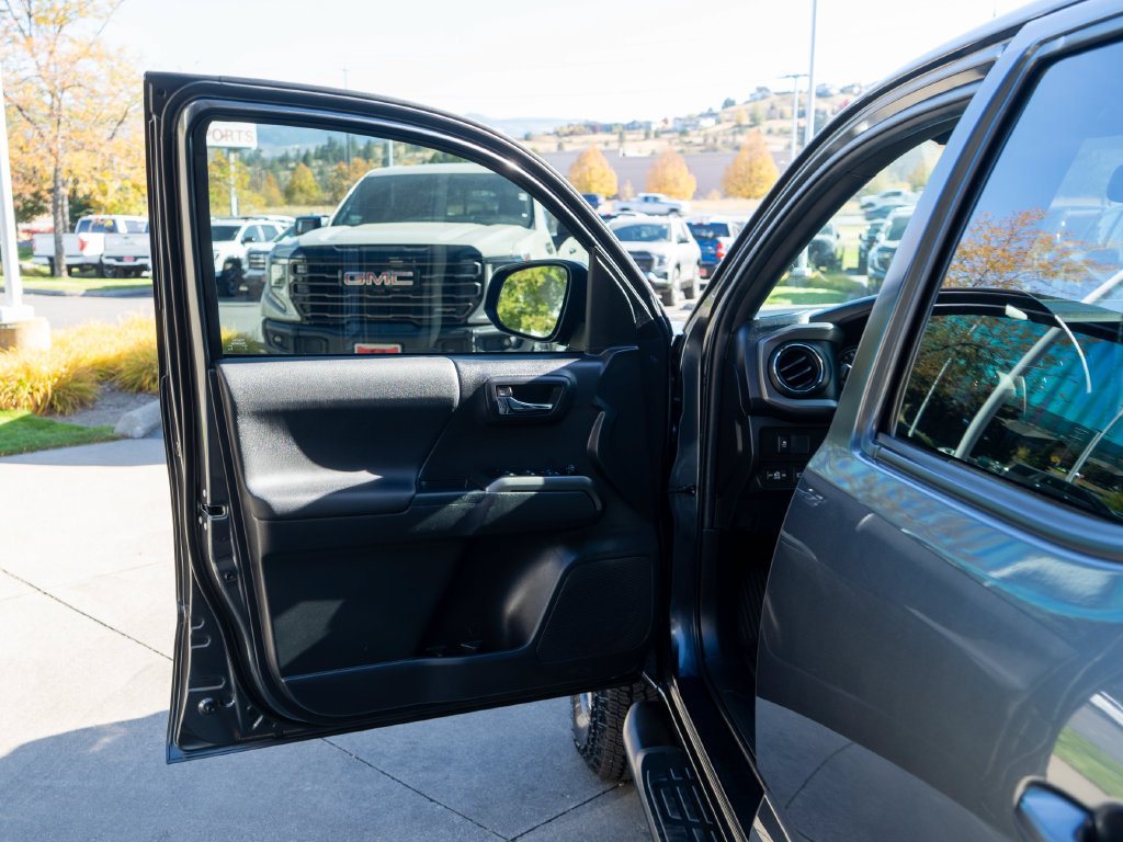 Used 2022 Toyota Tacoma TRD Off-Road AWD/4WD image 15