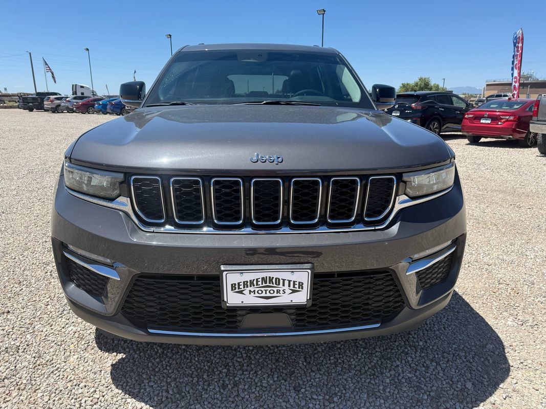 Used 2023 Jeep Grand Cherokee Limited w/ Trailer Tow Prep Group (B) AWD/4WD image 3