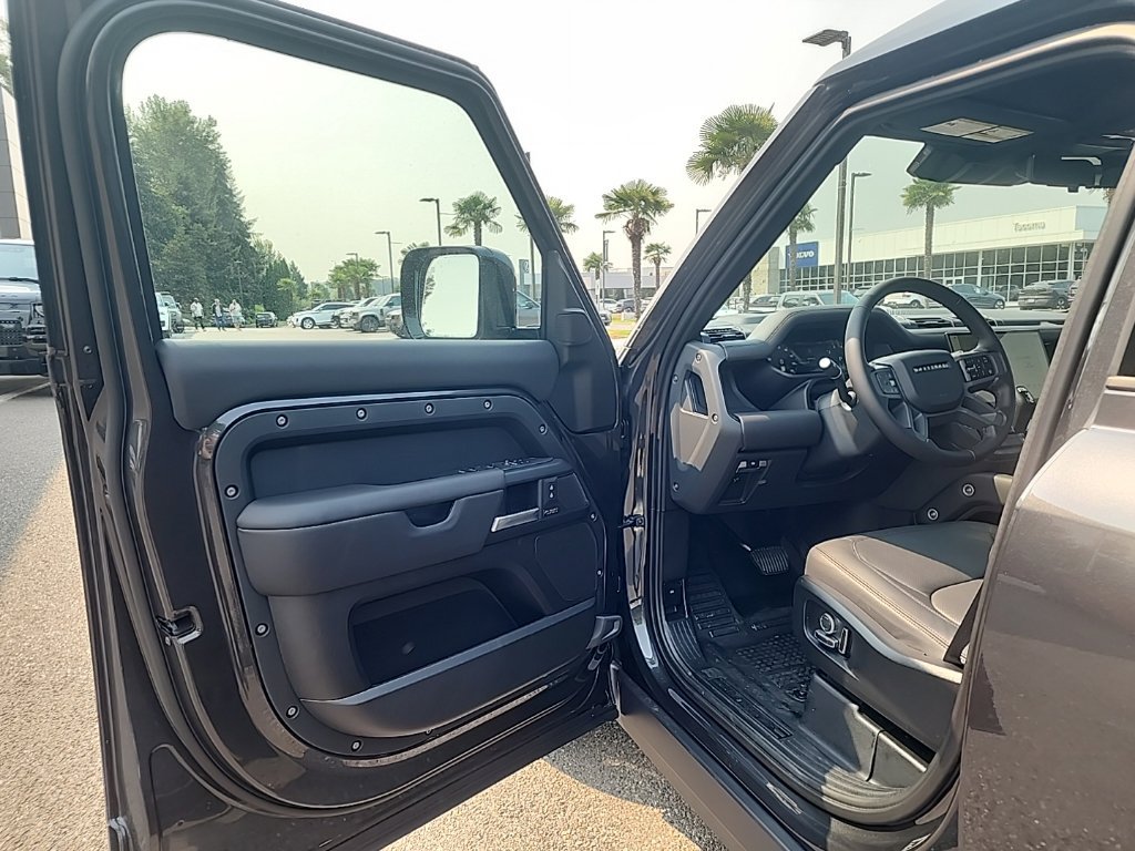 New 2026 Land Rover Defender 130 X-Dynamic SE AWD/4WD image 10