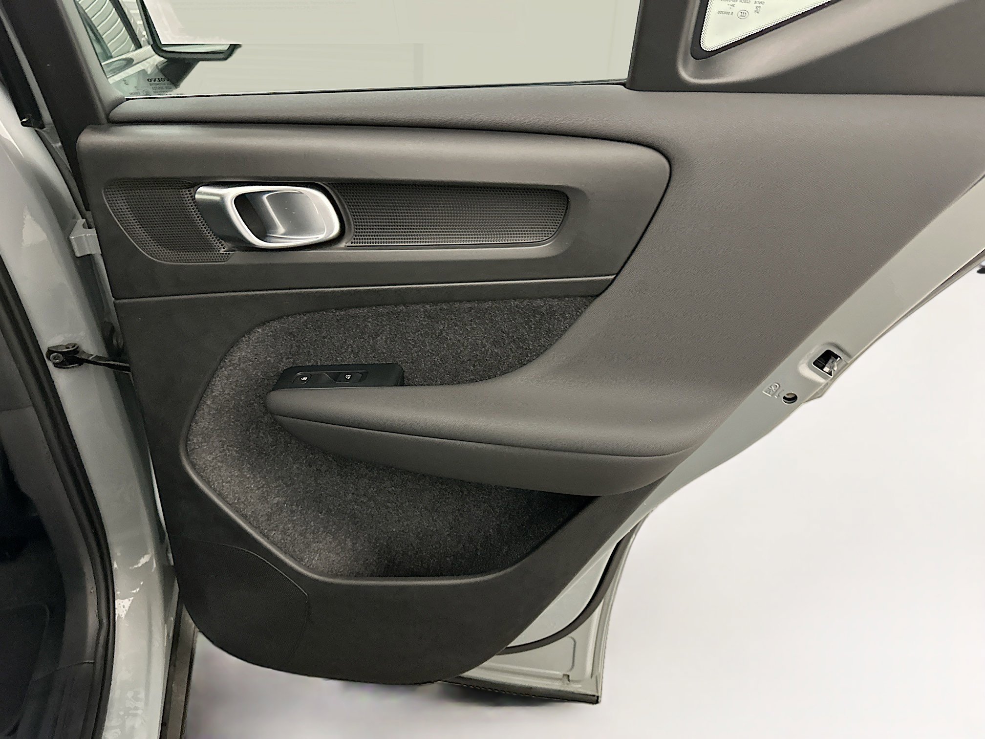 Used 2025 Volvo XC40 B5 Core image 33