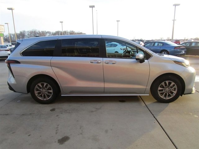 Used 2023 Toyota Sienna XLE AWD/4WD image 5