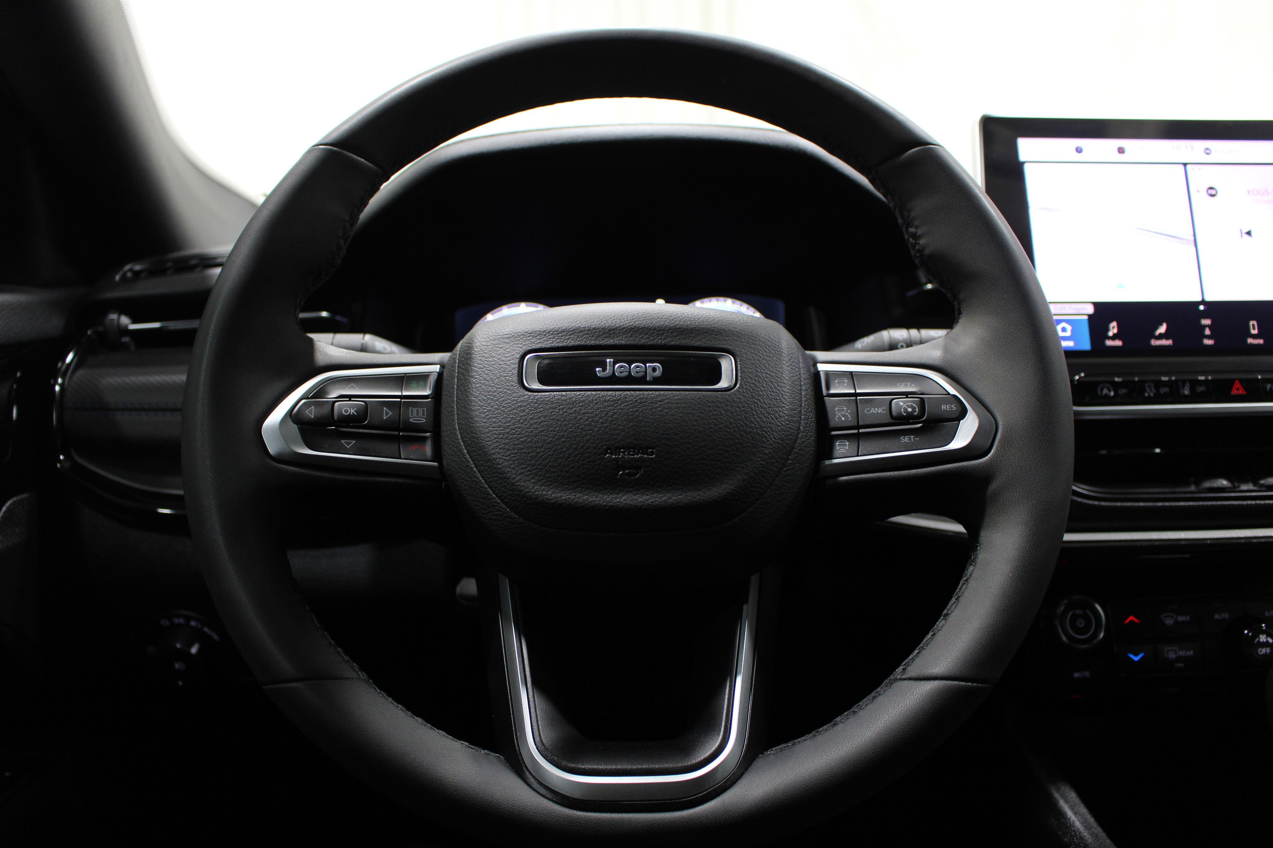 Used 2025 Jeep Compass Limited w/ High Altitude Package image 9