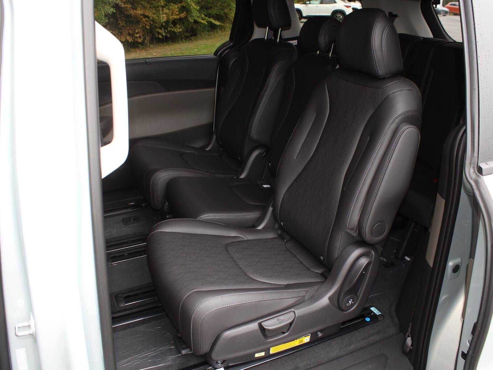 New 2027 Kia Carnival EX FWD image 18