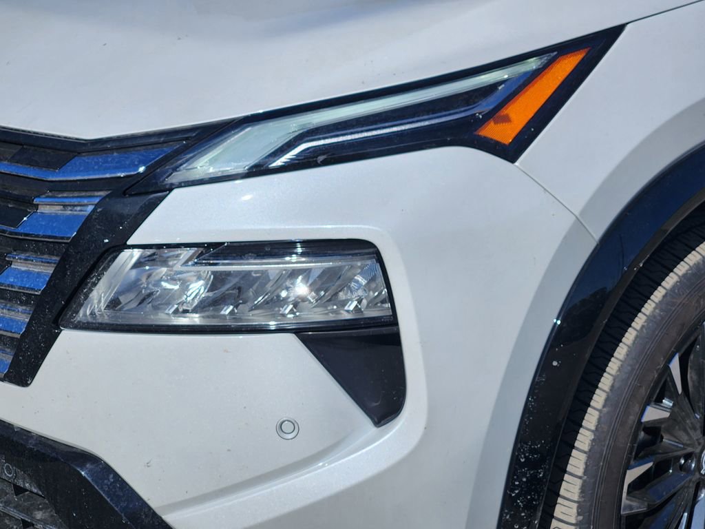 Used 2025 Nissan Rogue Platinum w/ Platinum Premium Package image 8