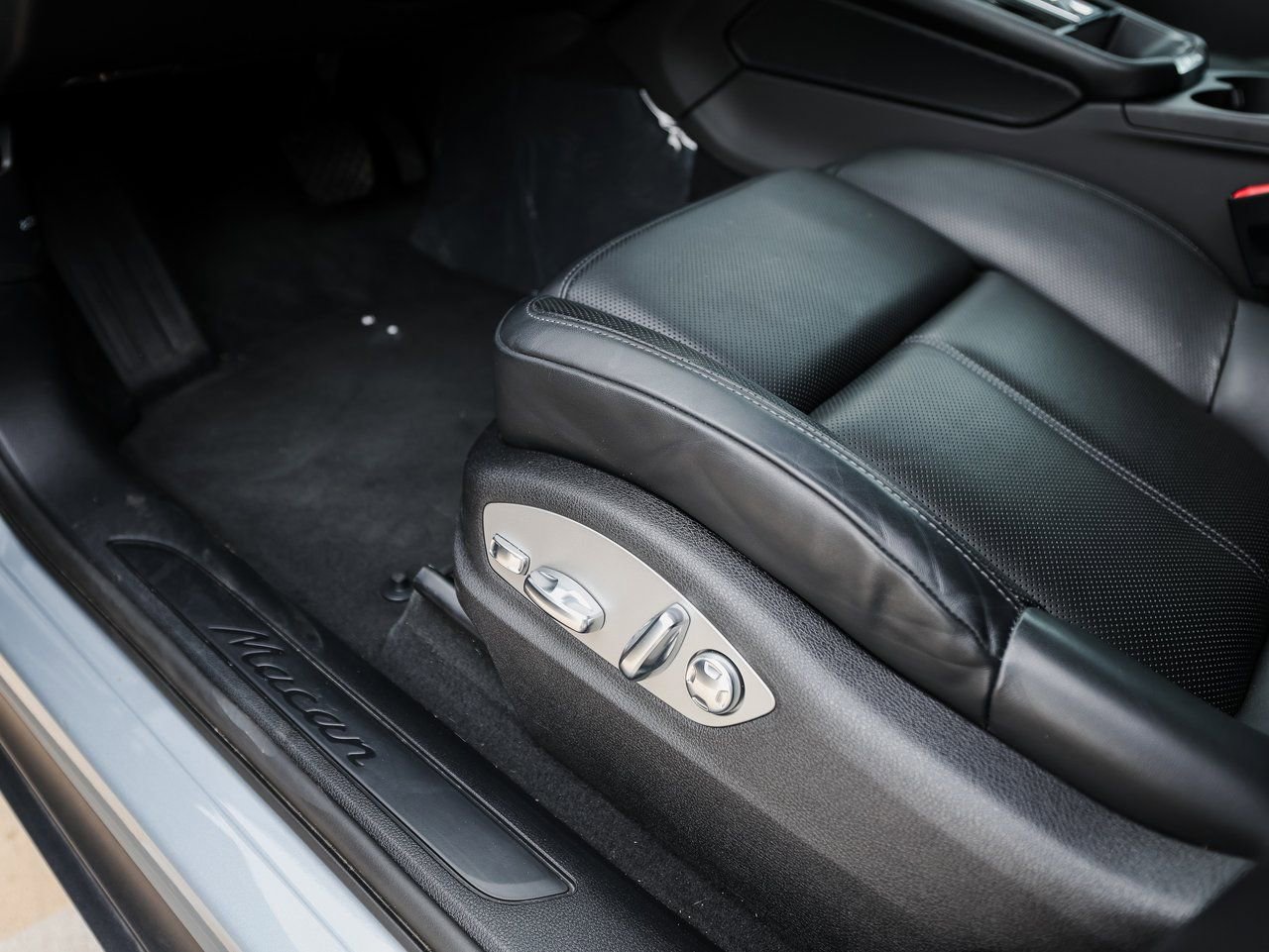 Certified 2025 Porsche Macan image 14