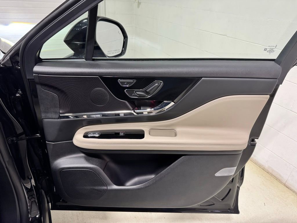 Used 2025 Lincoln Corsair Grand Touring image 28