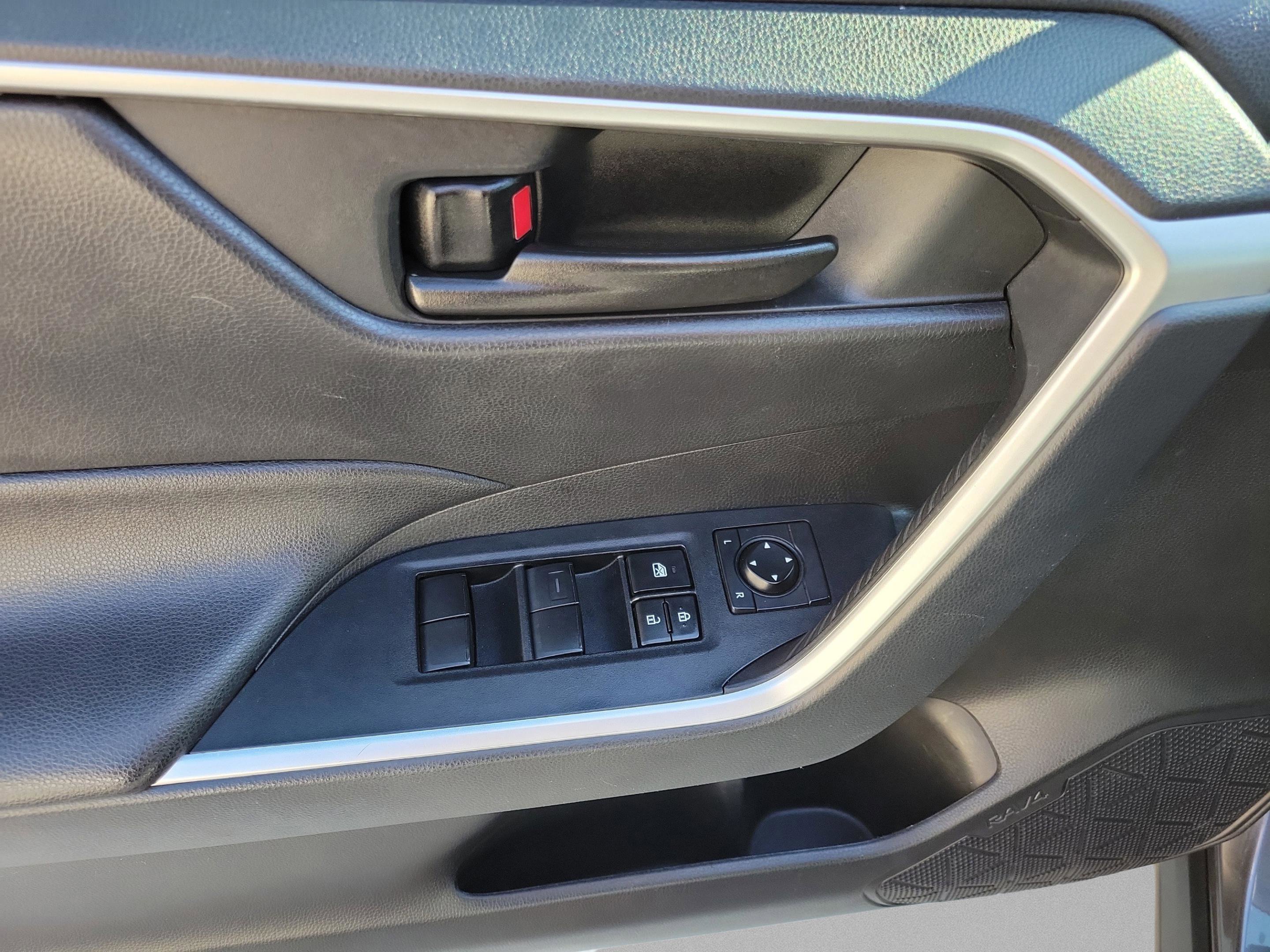 Used 2021 Toyota RAV4 LE AWD/4WD image 28