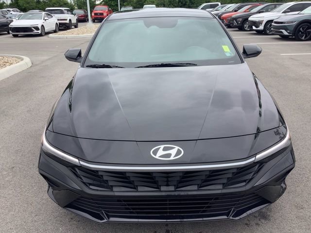 Used 2025 Hyundai Elantra SEL image 2