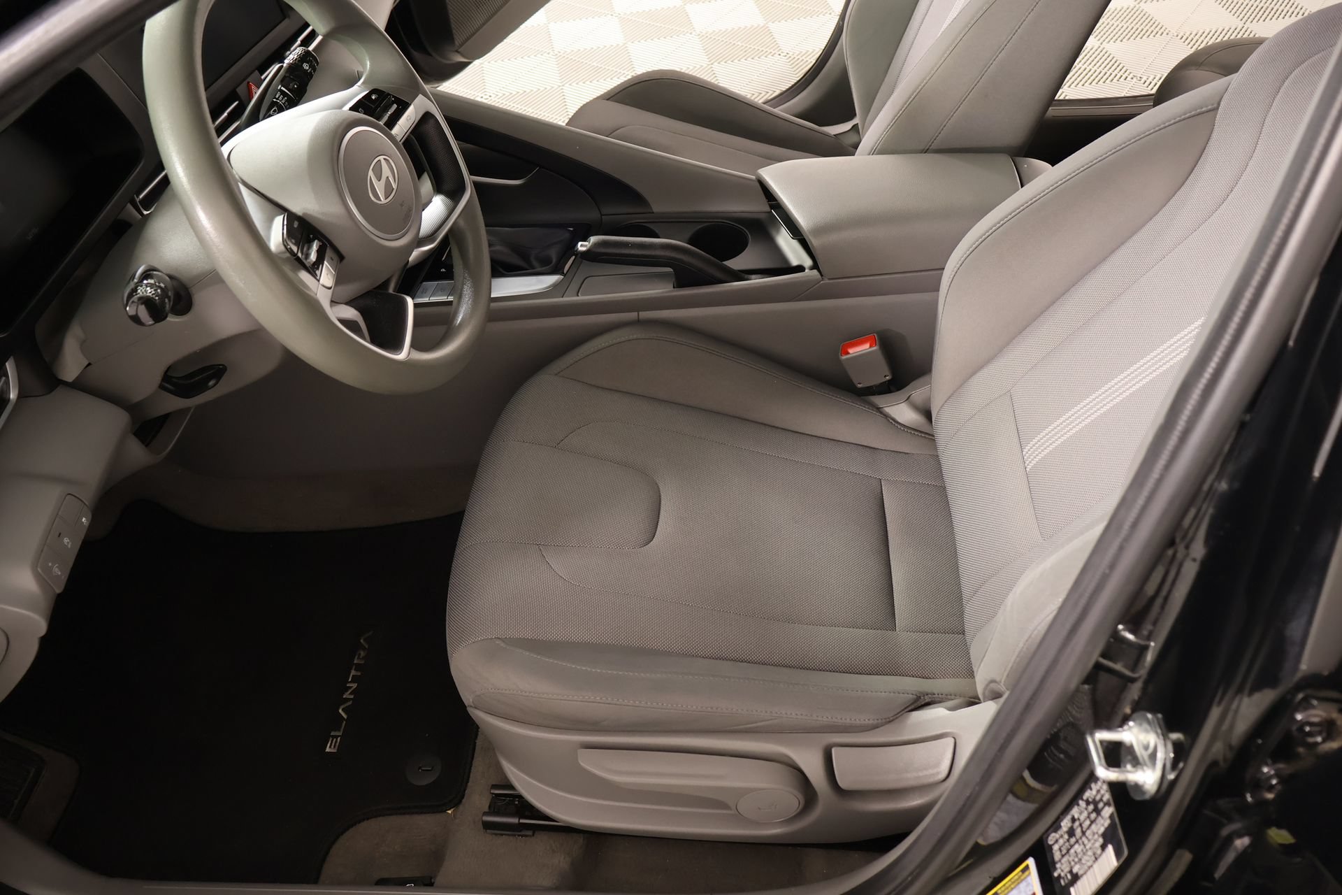 Used 2024 Hyundai Elantra SE FWD image 10