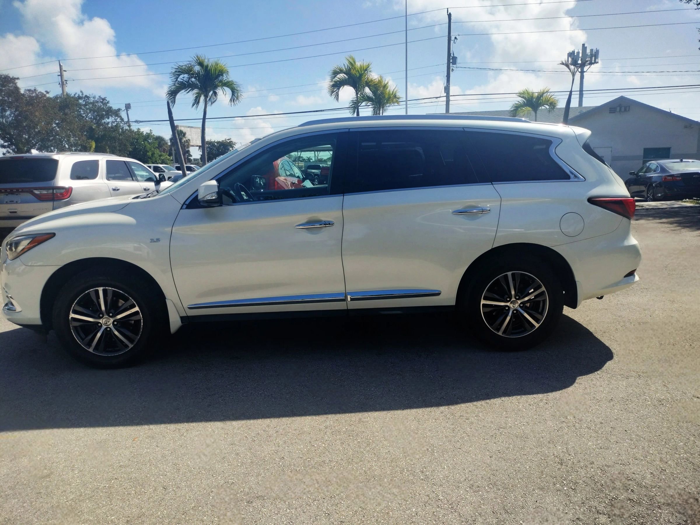 Used 2019 INFINITI QX60 Luxe w/ Essential Package image 4