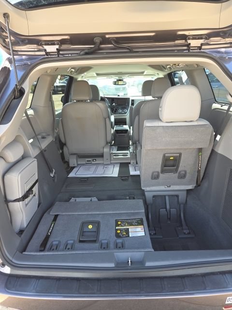 Used 2020 Toyota Sienna FWD image 10