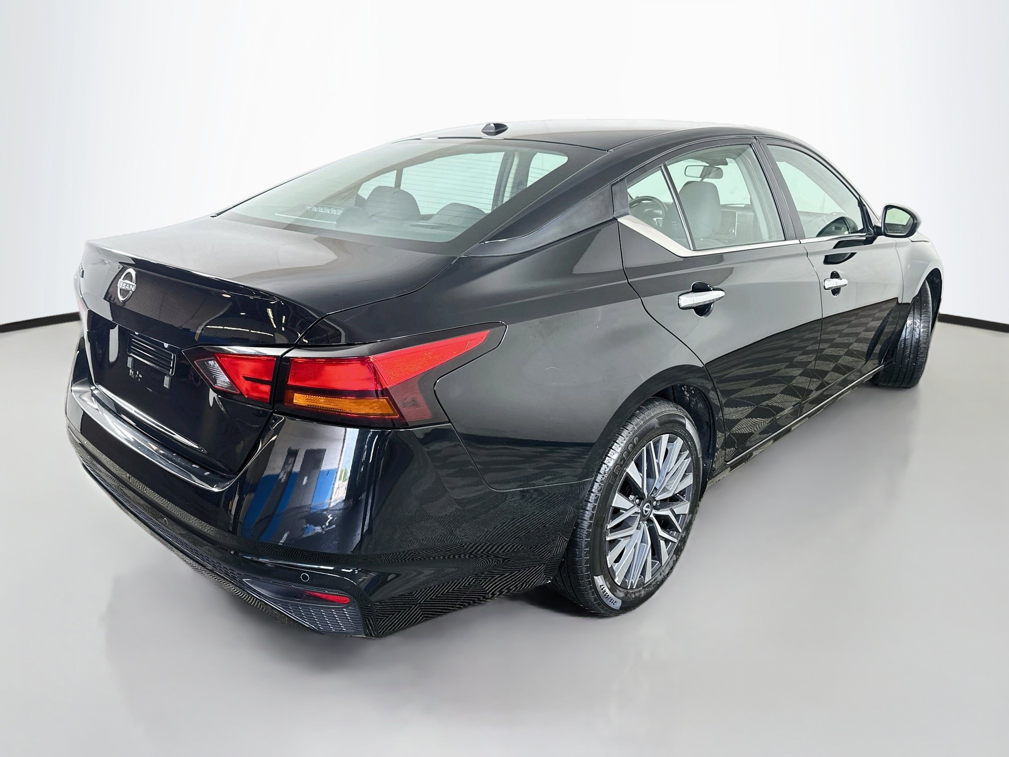 Used 2025 Nissan Altima 2.5 SV FWD image 7