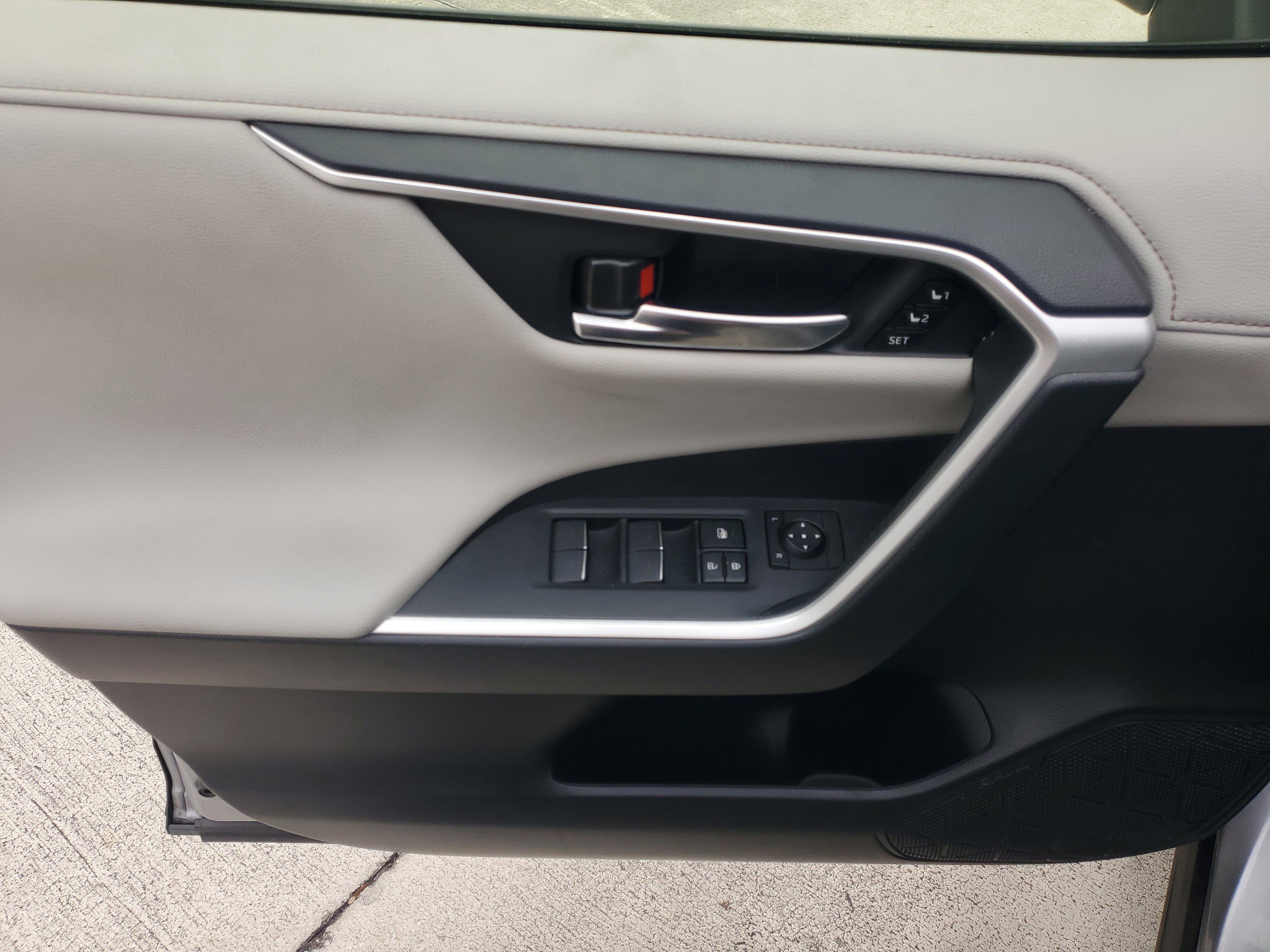 Used 2023 Toyota RAV4 Limited image 17