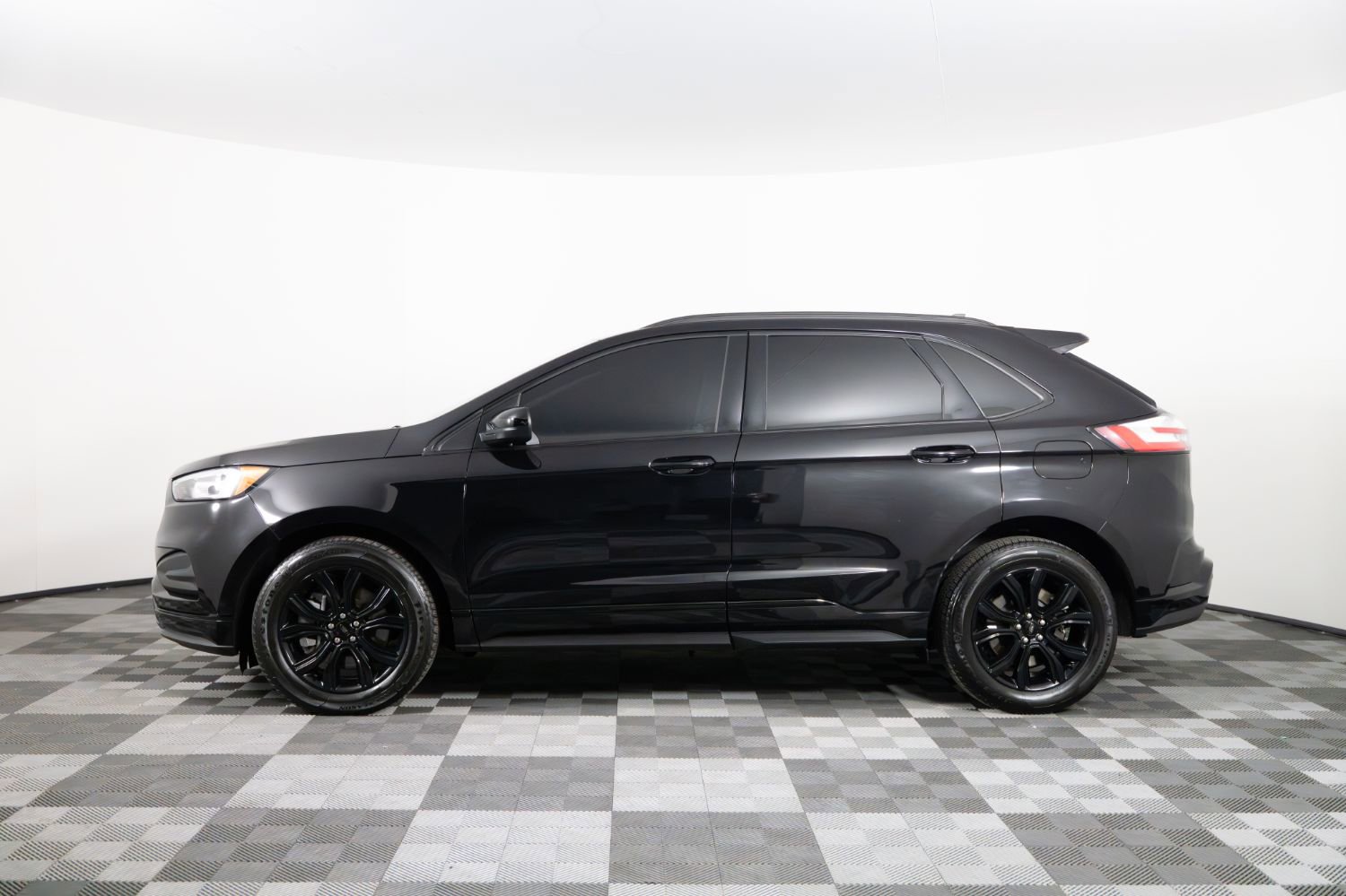 Used 2022 Ford Edge SE w/ Black Appearance Package image 3