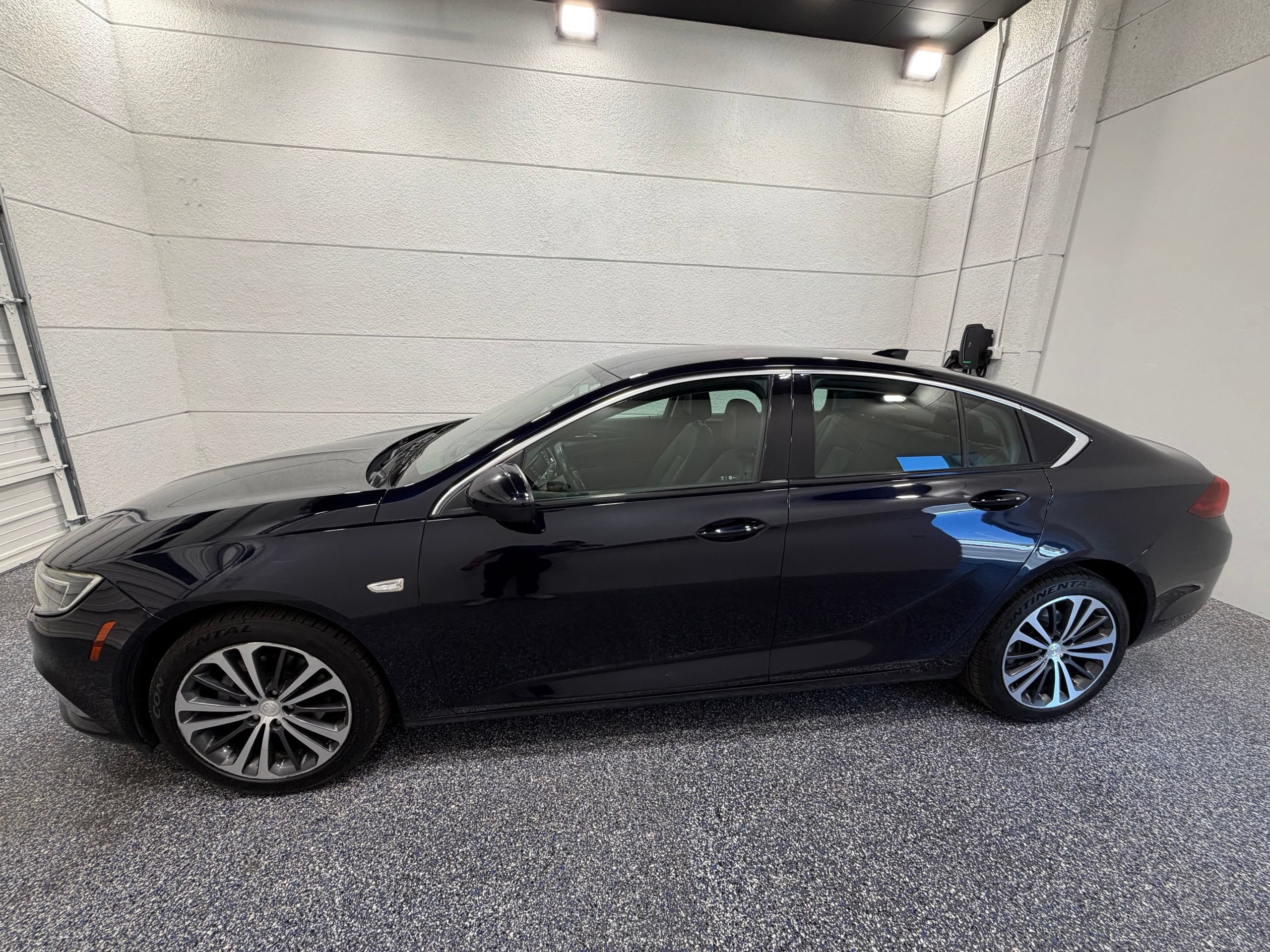 Used 2018 Buick Regal Essence FWD image 2