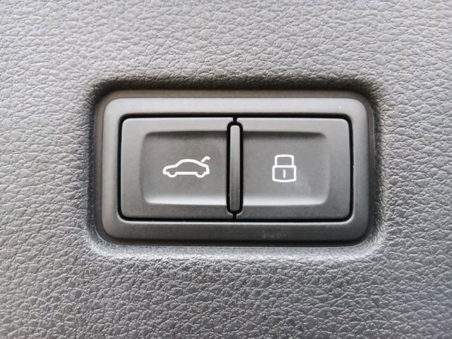 Used 2023 Audi Q8 Premium image 34