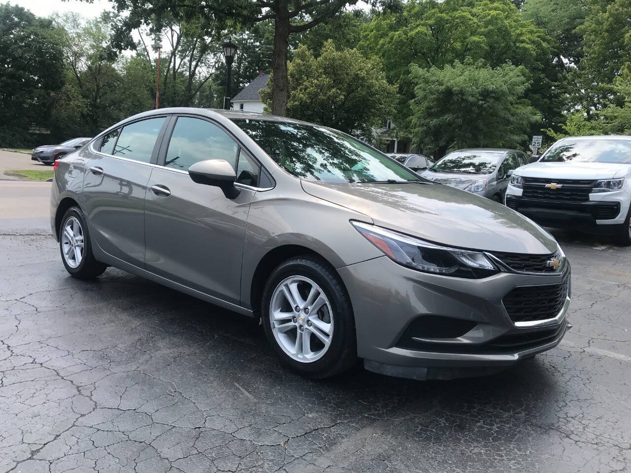 Used 2017 Chevrolet Cruze LT FWD image 2