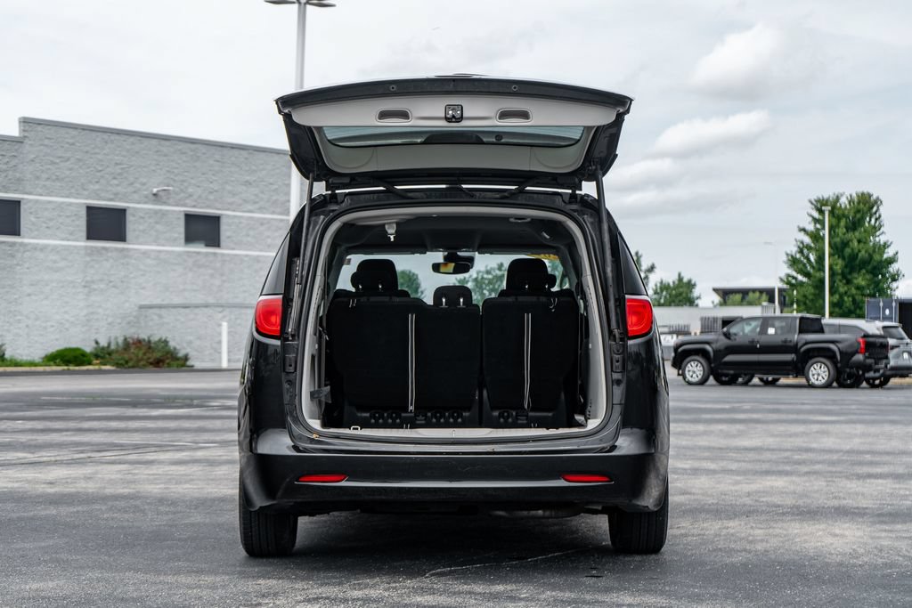 Used 2023 Chrysler Voyager LX FWD image 10