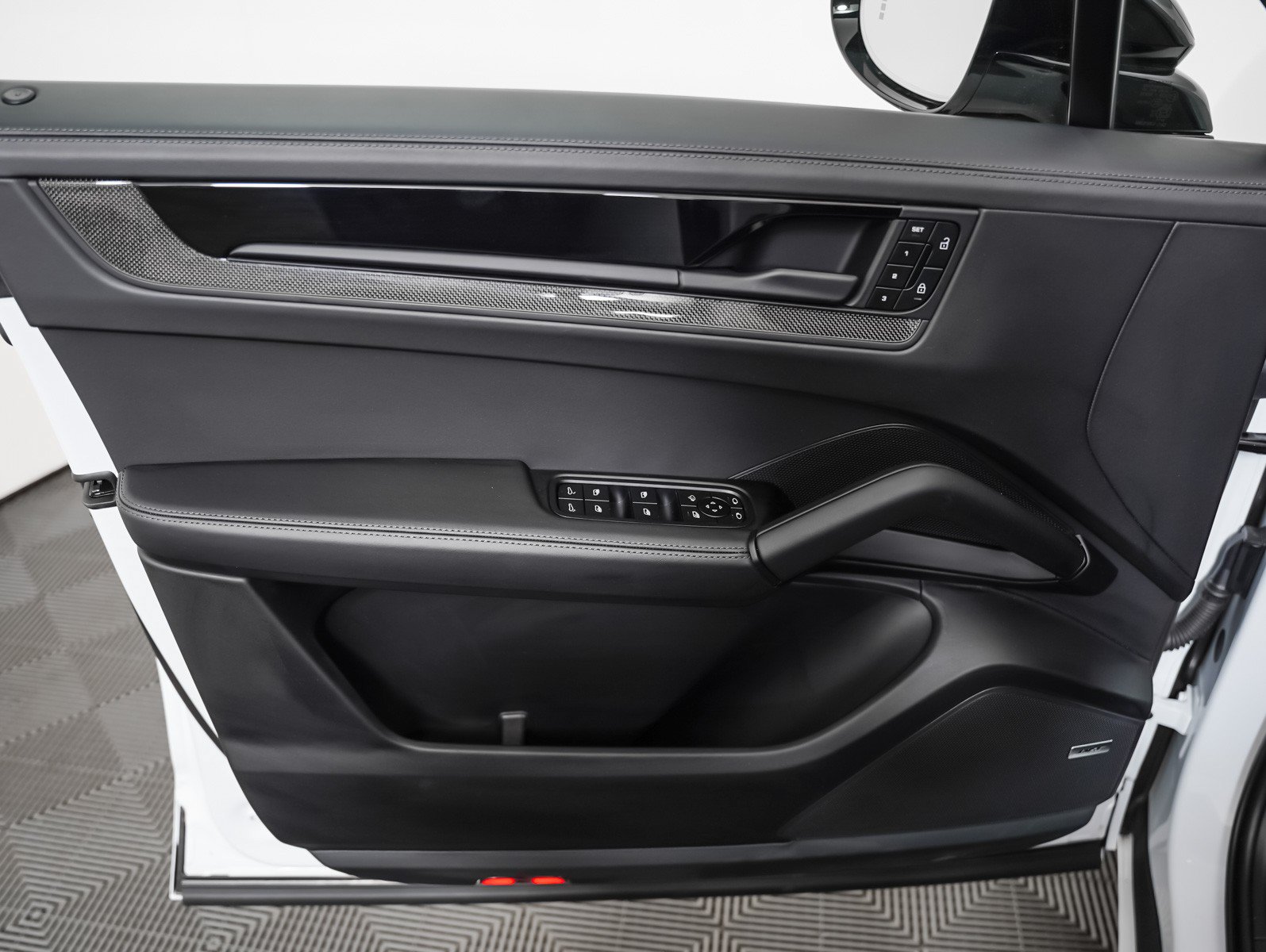 Certified 2025 Porsche Cayenne GTS AWD/4WD image 27