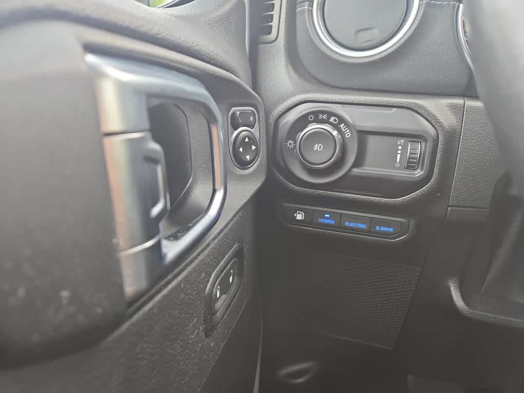Used 2023 Jeep Wrangler Unlimited Sahara w/ Cold Weather Group AWD/4WD image 21