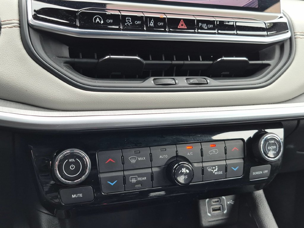 Used 2025 Jeep Compass Limited AWD/4WD image 19