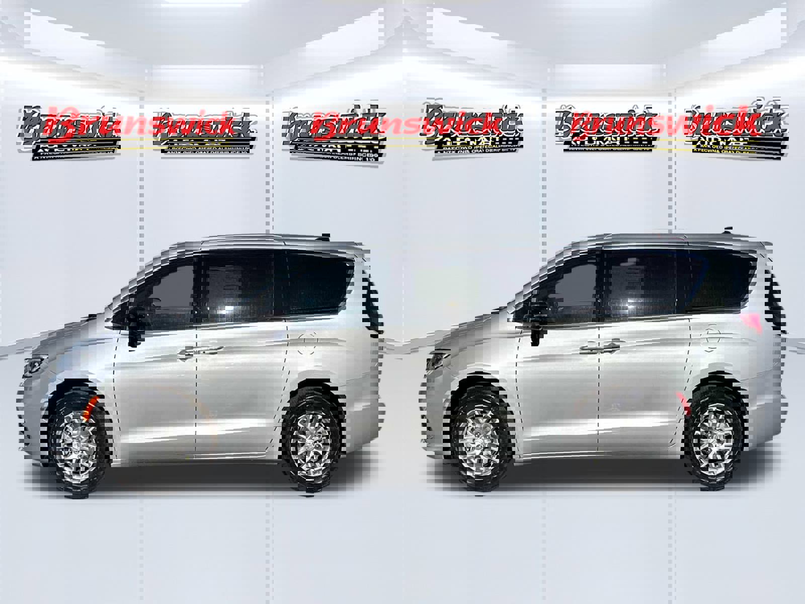 New 2026 Chrysler Pacifica Select image 3