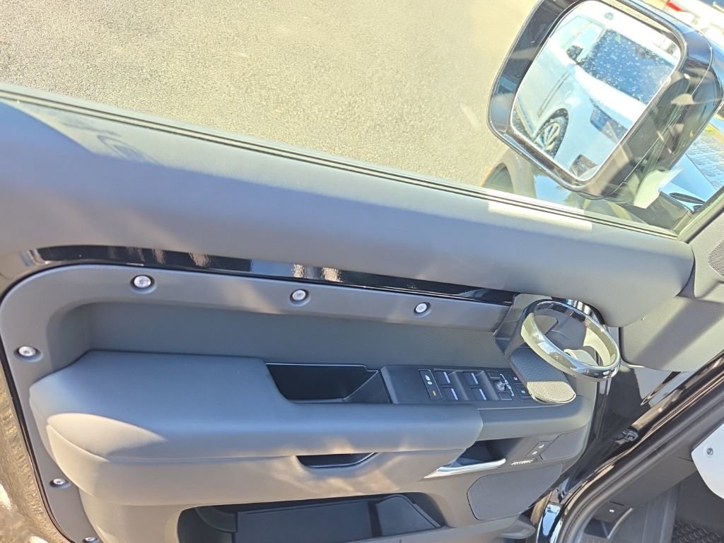 Used 2025 Land Rover Defender 110 X-Dynamic SE image 11