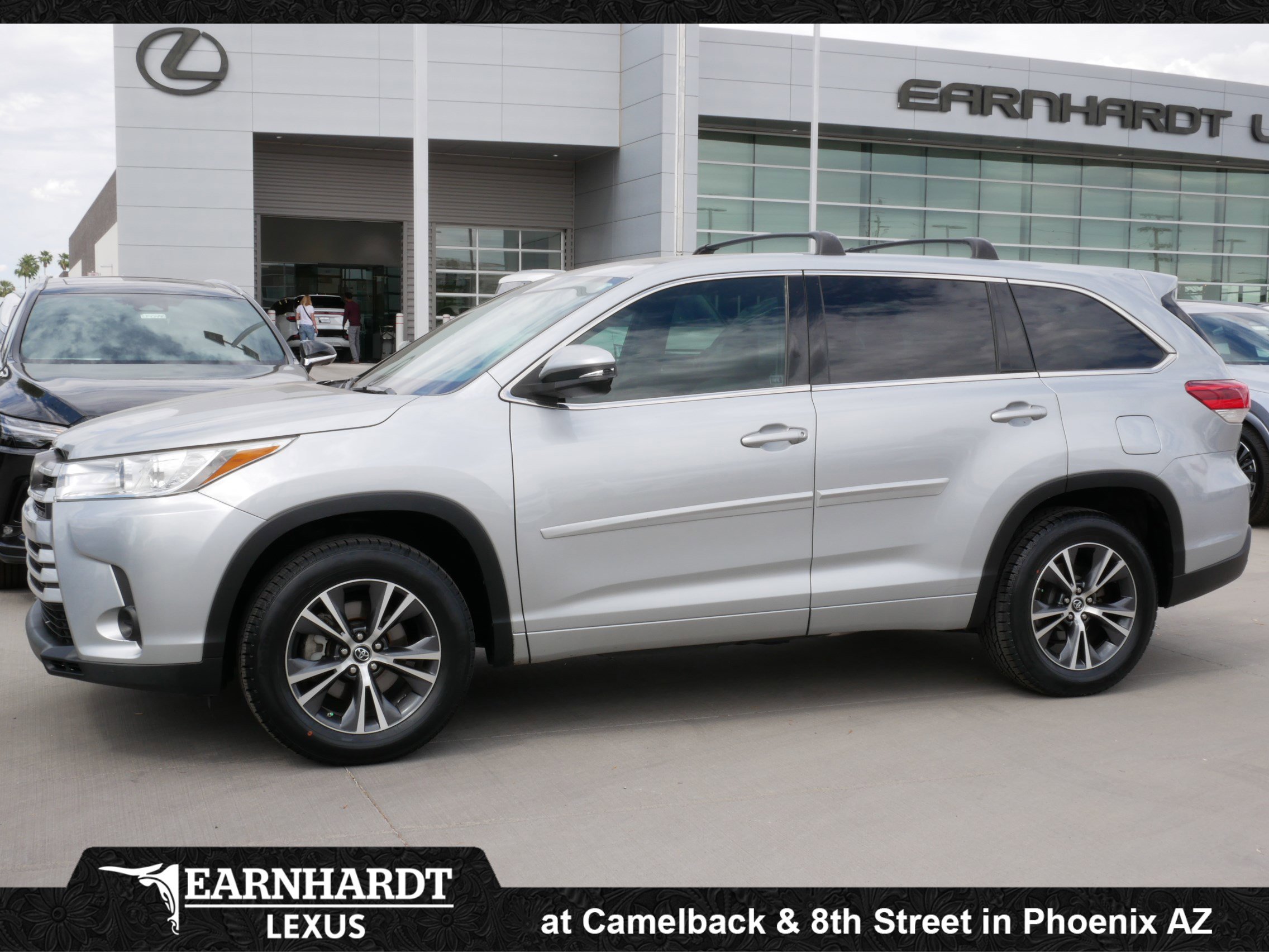 Used 2017 Toyota Highlander LE image 1
