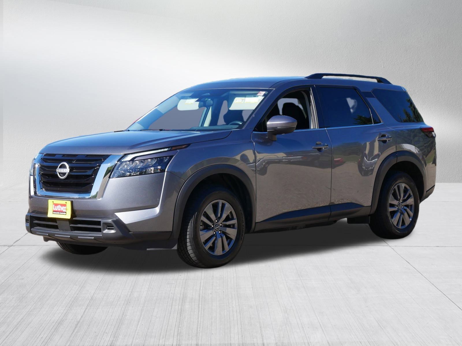 Used 2025 Nissan Pathfinder SV image 3