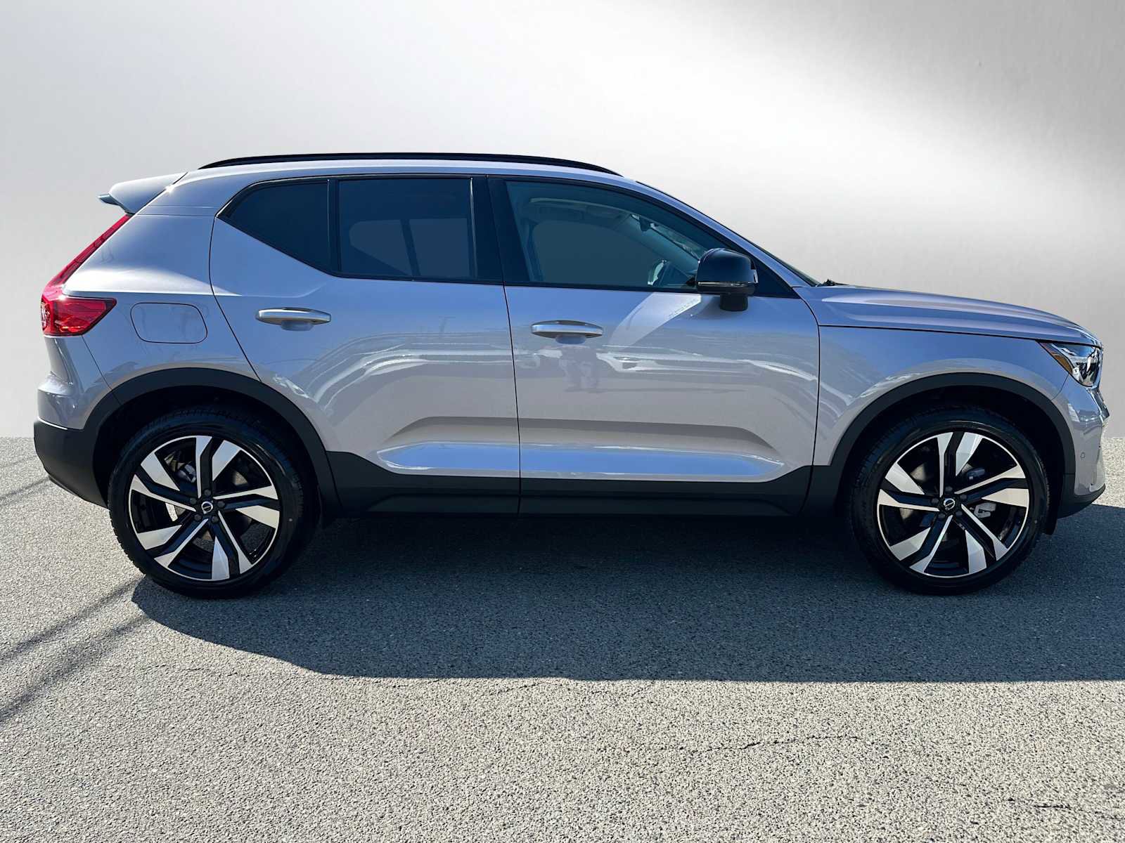 New 2026 Volvo XC40 B5 Ultra w/ Climate Package image 2
