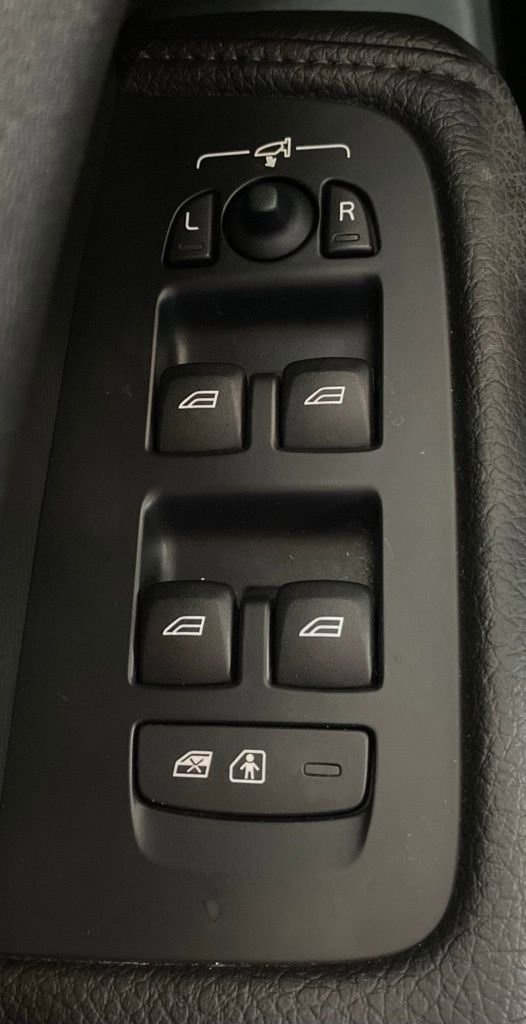 Used 2021 Volvo XC60 T6 Momentum image 24