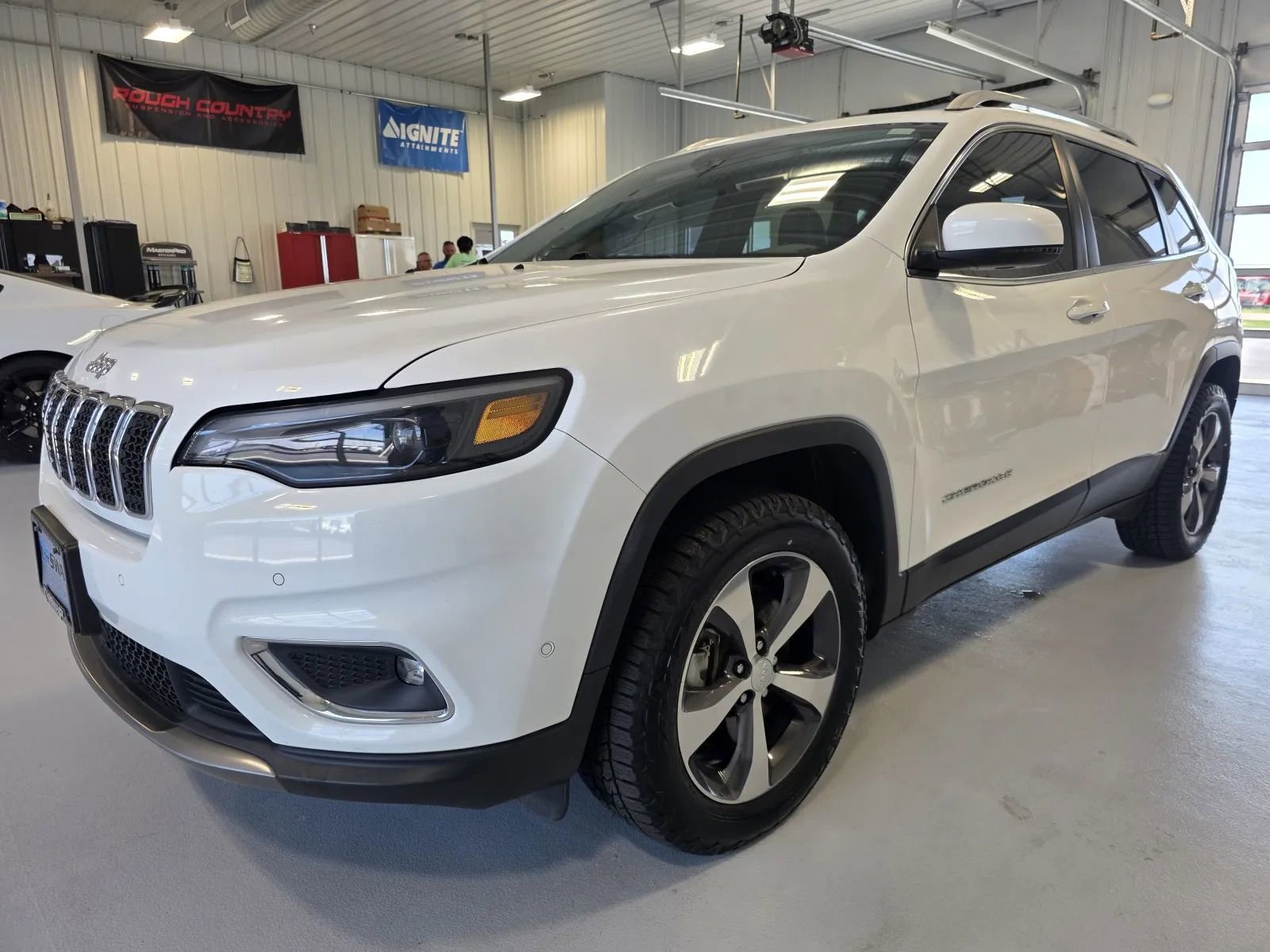 Used 2019 Jeep Cherokee Limited w/ Luxury Group AWD/4WD image 6