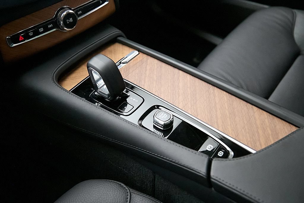 Certified 2024 Volvo XC90 T8 Plus AWD/4WD image 17